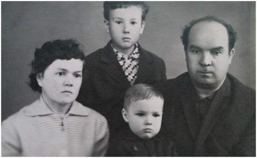 Анатолий Григорьевич со своей женой и двумя сыновьями. Середина 60-х гг.