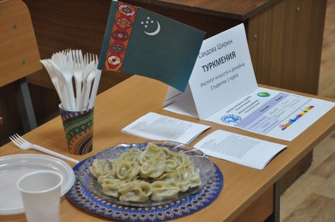 На нашем столе национальное туркменское блюдо - манты - приготовленное руками Ширин Саядовой