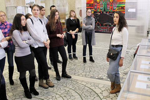 8 Анастасия Баширова представила свою часть экспозиции Уроки испанского
