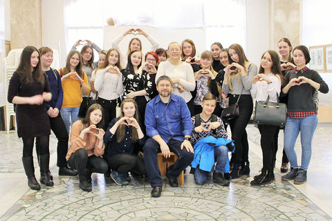 Учащиеся ДШИ №9 увидели студенческие работы своего руководителя Кладова Александра, которые до сих пор являются образцами высокого исполнительского качества